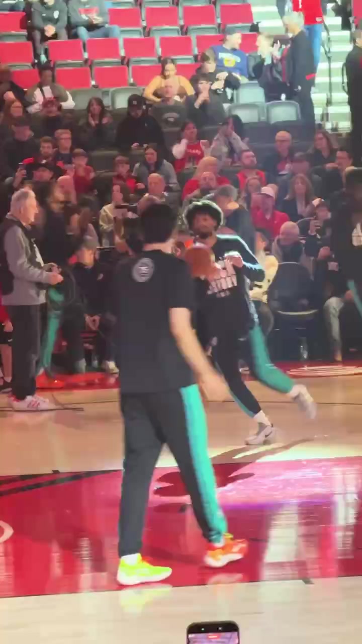 世界杯手机观看app下载-小吧现场直击杨瀚森赛前热身：跑跑跳跳很放松 底角三分手感不佳